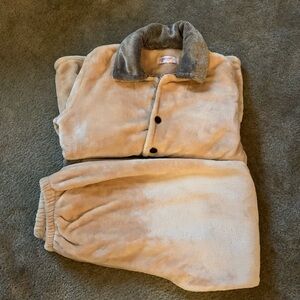 Women’s set of tan velour pajama’s size small/medium